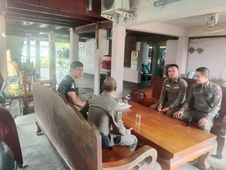 เจ้าหน้าที่จราจรและร้อยเวร 20 ร่วมประชุมกับผู้ใหญ่บ้าน ประจำเดือนตุลาคม 2567